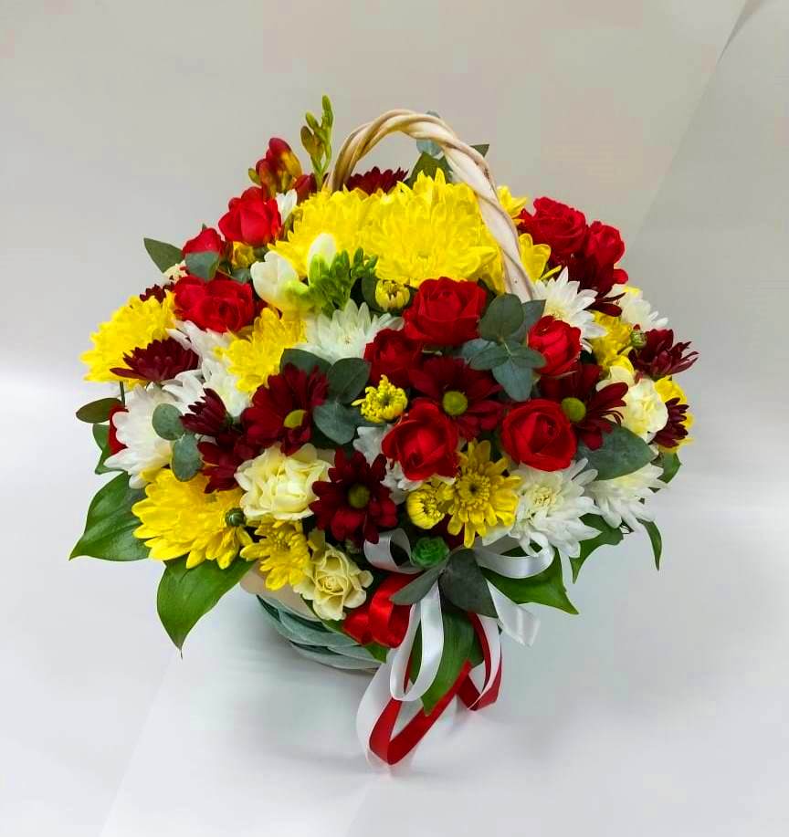 Цветочная композиция из Хризантемы и Розы в корзине в Тамбовке