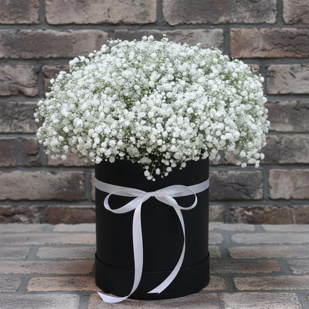 Цветочная композиция из Гипсофила в шляпной коробке в Тамбовке