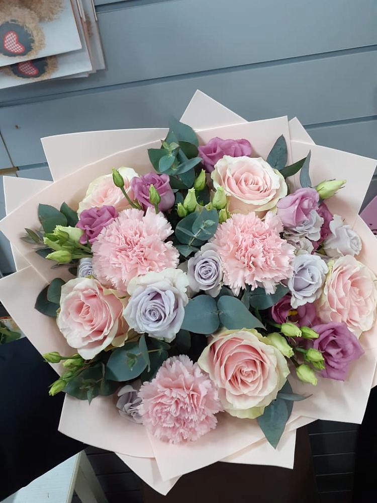 Букет цветов из: Розы, Гвоздики и Лизиантусы в Тамбовке